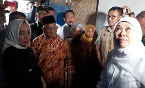 Beri Bantuan Korban Angin Bojonegoro, Khofifah Didampingi Bupati Anna