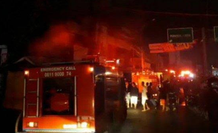 Suasana pemadaman api toko kertas Inti Jaya, Ciputat, Tangerang Selatan dini hari tadi