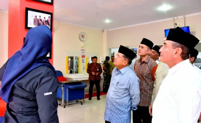 Ketua Umum Palang Merah Indonesia Muhammad Jusuf Kalla (batik biru) ditemani Gubernur Sumut Edy Rahmayadi (kemeja putih) dan Wagub Sumut Musa Rajekshah (batik merah), saat meninjau kantor PMI Sumut