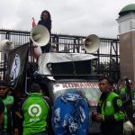 Kondisi massa aksi dari sejumlah pengemudi ojol di depan Kompleks Parlemen RI, Senayan, Jakarta, Jumat (28/2)