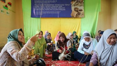 ITB Bantu Masyrakat Buka Peluang Ekspor Hasil Kreativitas Perajin Sulam Pandan di Sungai Bakau, Ketapang
