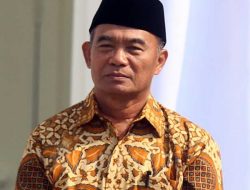 Menko PMK Muhadjir Effendy Jadi Inspektur Upacara Bendera di Pondok Pesantren Al Mukmin Ngruki