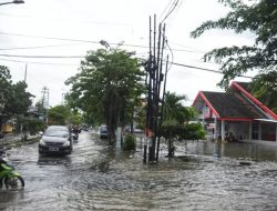 Hujan Deras Tadi Malam Akibatkan Banjir di Beberapa Jalan Tlogosari Dan Sekitarnya