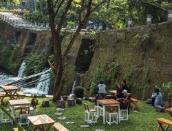 Sensasi Sejuk Makan Di Pinggir Sungai.