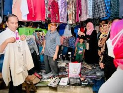 Presiden Jokowi Sambangi Pasar Petanahan Kebumen, ‘Beli Baju Koko’
