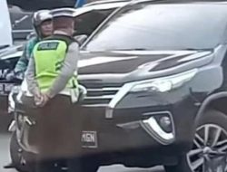 Polisi Dimaki Sopir Fortuner Di Rawa Buaya Jakarta Barat.