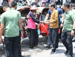 Presiden Bagikan Bantuan kepada Masyarakat di Pasar-Pasar Surakarta.