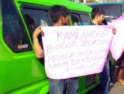 Para Sopir Angkot Sweeping Menurunkan Paksa Penumpang, Ribuan Orang Di Bogor Telantar.