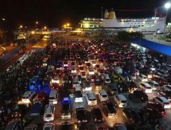 Tejadi Antrian Di Pelabuhan Bakahuni Menyebabkan Molornya Keberangkatan Kapal