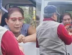 Merakyat, Bawa Pickup Ditengah Kemacetan, Susi Pudjiastuti Minta Rokok Ke Bapak-bapak!