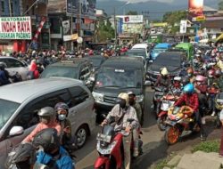 Wisatawan Mengalami Kemacetan Total Di Jalur Puncak Bogor