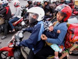 Himbauan KNKT: Orang Tua Dilarang Bawa Bayi Naik Motor Saat Mudik.