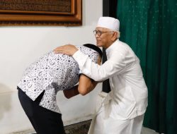 Gubernur Jateng, Ganjar Pranowo Sowan Ke Kiai Kharismatik KH Ahmad Mustofa Bisri di Rembang!