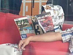 Reihana Kadinkes Lampung, Tutup Muka Pakai Majalah Saat Tiba Di KPK
