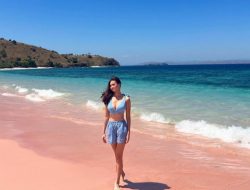 Berlibur Ke Pantai Pink NTT, Gege Elisa Pakai Tank Top Biru Mempesona!