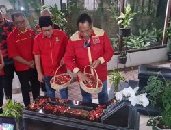 HUT Ke 63 Soksi, Kertua Umum, Sekjen dan Segenap Jajaran Depinas Ziarah ke Makam Pendiri Soksi Prof. Dr.Suhardiman