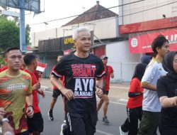 Pakai Kaos “Kalau Mau Sehat Ayo Olahraga”, Ganjar Pranowo Sindir Anies?