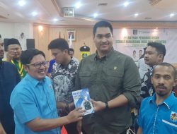 Ketum DPP KNPI Ilyas Indra, Serahkan Buku Karyanya ‘Investor of Change Pemuda Indonesia’ ke Menpora RI Dito