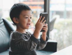 Awas! Jangan Dilepas, Orang Tua Wajib Kontrol Tontonan Anak Di Sosmed!