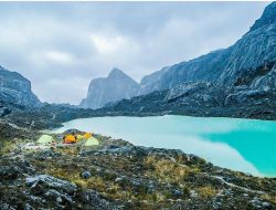 Travel Blog: Pendakian ke Cartenz Pyramid Papua Yang Menantang dan Penuh Perjuangan!