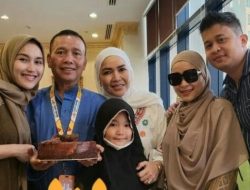 Rayakan Moment Ulang Tahun Ayah Rojak, Ayu Ting Ting Nyanyikan ‘Pantun Janda’ Bikin Kocak Netizen !