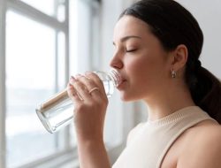 Minum Air Putih Yang Cukup, Sangat Penting untuk Kesehatan Ginjal, Simak Penjelasanya