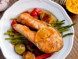 Simak Resep Roasted Salmon Steak, Sajian Ikan Salmon Panggang dengan Saus Lemon Butter!