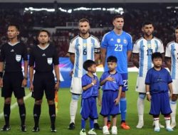 Cucu Presiden Jokowi, Jan Ethes Jadi Sorotan Saat Dampingi Timnas Argentina !