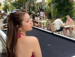 Di Kira Kabur Ke Luar Negeri Untuk Menenangkan Diri, Rebecca Klopper Malah Asyik Nongkrong Di Warung Makan !