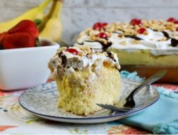 Resep Banana Split Poke Cake, Kue Lezat dengan Rasa Es Krim