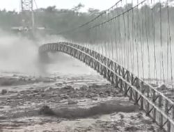 Banjir Lahar Dingin Semeru Hatam Lumajang,  Jembatan Putus dan Tiga Orang Tewas!