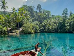 Menikmati Keheningan Danau Paisupok, Airnya Sebening Kaca di Banggai Kepulauan