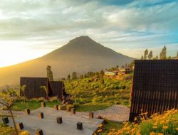 Ayo Berkemah di Posong, Nikmati Keindahan Sunrise di Antara Dua Gunung