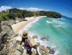 Pantai Watu Bella, Surga Eksotis di Antara Dua Karang Raksasa!
