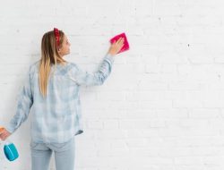 Tips Mudah Efektif Mengatasi Noda pada Dinding Putih