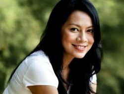 Tunjukan Eksistensi Didunia Tarik Suara, Dee Lestari Ciptakan Lagu “Celah Bersamamu’ Soundtrack Film Dunia Tanpa Suara !