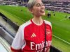 Agnez Monica Pamer Jersey Arsenal, Ungkap Kecintaannya pada The Gunners