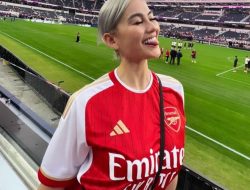 Agnez Monica Pamer Jersey Arsenal, Ungkap Kecintaannya pada The Gunners