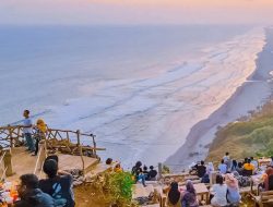 Menikmati Sore Hari di Bukit Shoka, Destinasi Favorit Para Kaum Senja di Gunung Kidul