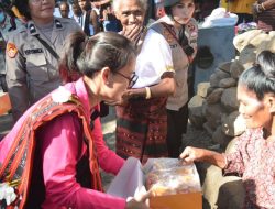 Ketua Umum Bhayangkari Berikan Bantuan Kepada Anak Stunting di Desa Reruwairere !