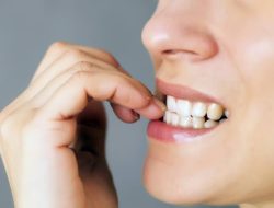 Hati-hati Kebiasaan Menggigit Kuku Ternyata Akibatkan Terkena Bakteri Berbahaya