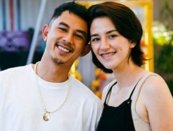 Dahlia Poland Unggah Foto Sedang Membaca Novel Dengan Tema “Cerai” Seorang Ibu Rumah Tangga Yang Diselingkuhi !