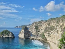 Pantai Diamond Nusa Penida Bali: Menikmati Secuil Surga di Pulau Seribu Pura