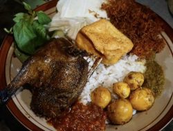 Bebek Purnama, Kuliner Bebek Goreng Legendaris di Surabaya