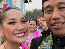 BCL Pamer Selfie dengan Presiden Jokowi di Istana Berkebaya, Cantik dan Anggun