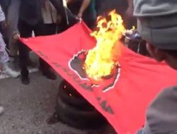 Bendera PDIP Dibakar dalam Unjuk Rasa Dukung Rocky Gerung