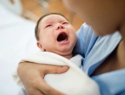 Bayi Menolak ASI, Cara Mengatasi Situasi Nursing Strike!