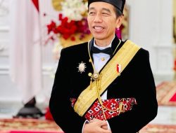 Jokowi Tampil Berwibawa Mengenakan Ageman Songkok Singkepan Ageng di HUT ke-78 RI
