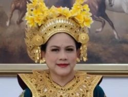 Pakai Baju Adat Bali Saat Upacara Kemerdekaan, Ibu Iriana Bikin Salting Pak Jokowi !