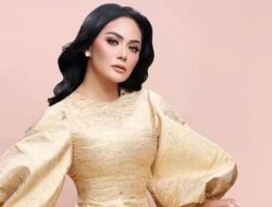 Krisdayanti Tanggapi Hujatan Netizen Yang Mencibir Saat Dirinya Masuk Masjid Dengan Busana Kurang Sopan !
